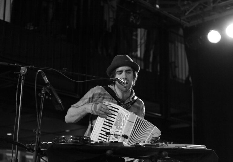 Muzikant die een accordeon speelt tijdens een optreden.