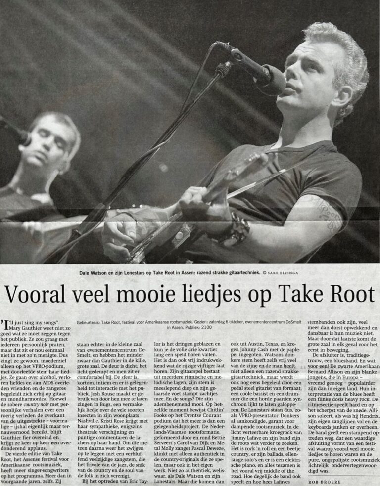 Afbeelding van een artikel met een beoordeling van een muziekoptreden, waarop twee muzikanten te zien zijn terwijl ze optreden.