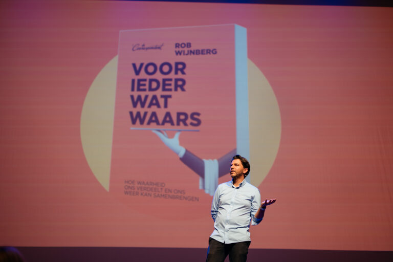 Rob Wijnberg spreekt op het podium