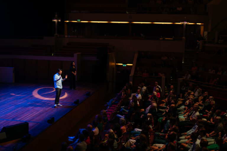 Rob Wijnberg op het podium.