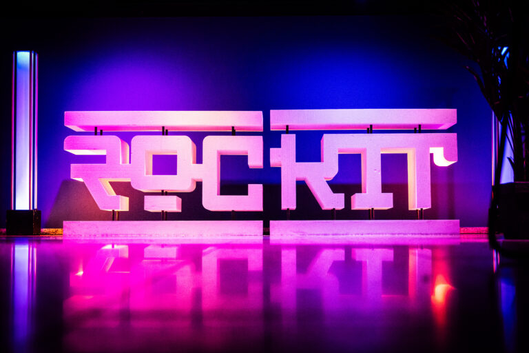 Een kleurrijk verlichte achtergrond met het woord