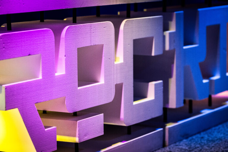 Modern gestileerde letters met een kleurrijke verlichting.