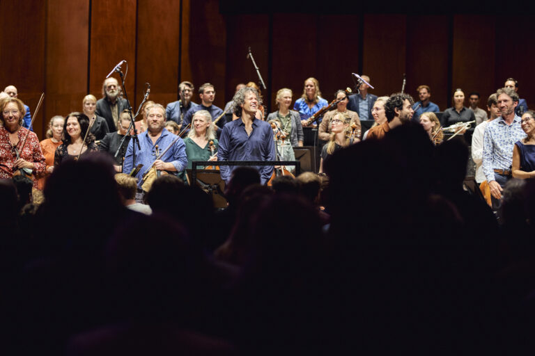 Het NNO die staat om applaus te ontvangen.