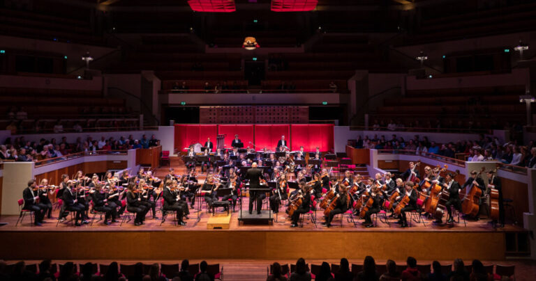 Het Nederlands studenten orkest op een groot podium.