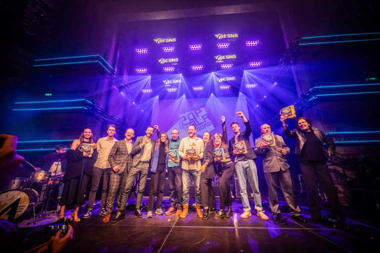 De Awardwinnaars van Popgala Noord poseren gezamenlijk op een podium voor de fotografen.