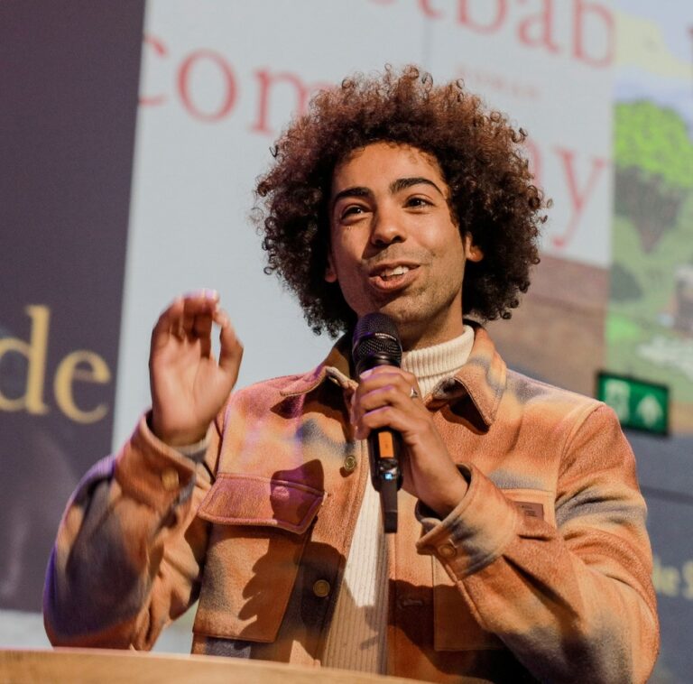 Myron Hamming met een microfoon in zijn hand.