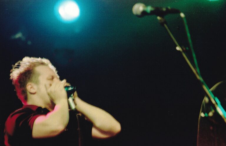 Boyd Small aan het optreden tijdens TakeRoot 1999.