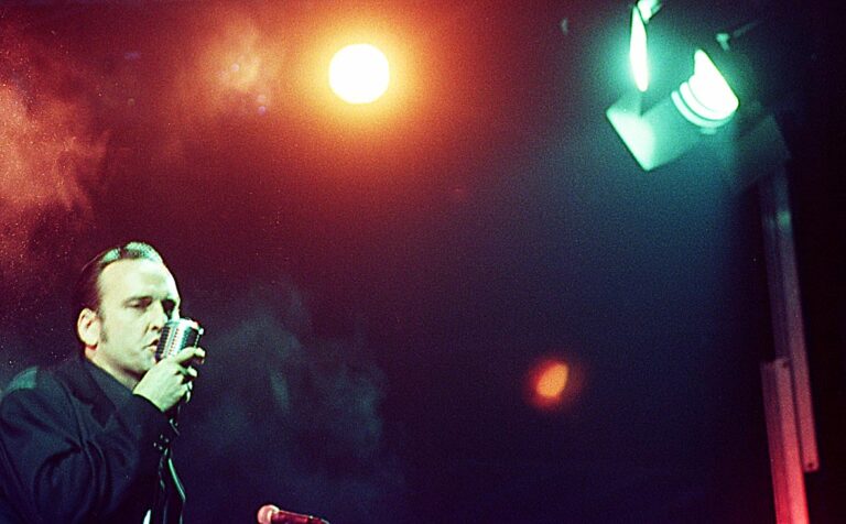 Boyd Small aan het optreden tijdens TakeRoot 1999.