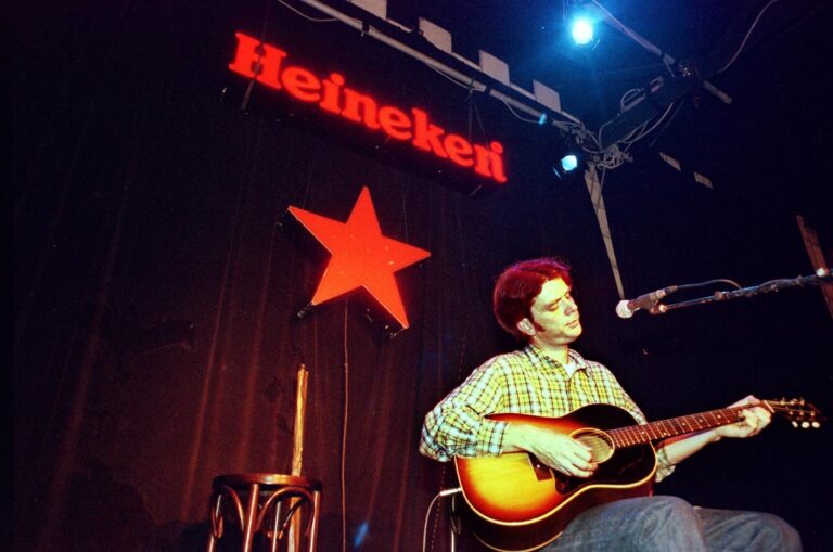 Jeb Loy Nichols aan het optreden tijdens TakeRoot 1999.