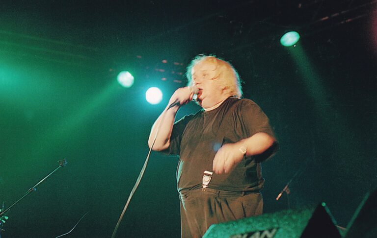 Kevin Coyne aan het optreden tijdens TakeRoot 1999.