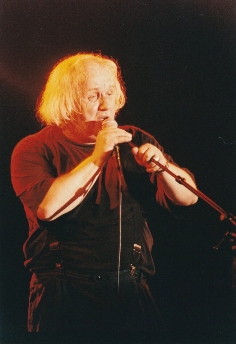 Kevin Coyne aan het optreden tijdens TakeRoot 1999