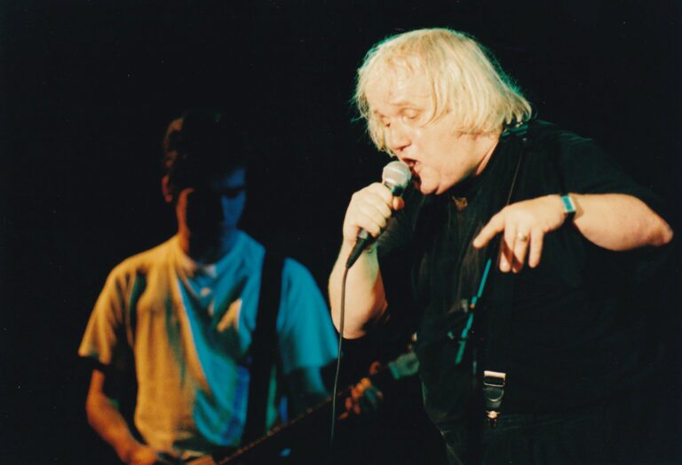 Kevin Coyne aan het optreden tijdens TakeRoot 1999