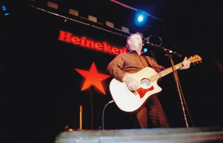 Lee Clayton aan het optreden tijdens TakeRoot 1999.