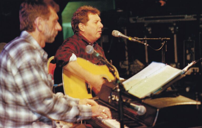 Penn OLdham aan het optreden tijdens TakeRoot 1999.