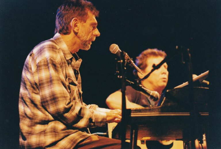 Penn OLdham aan het optreden tijdens TakeRoot 1999.