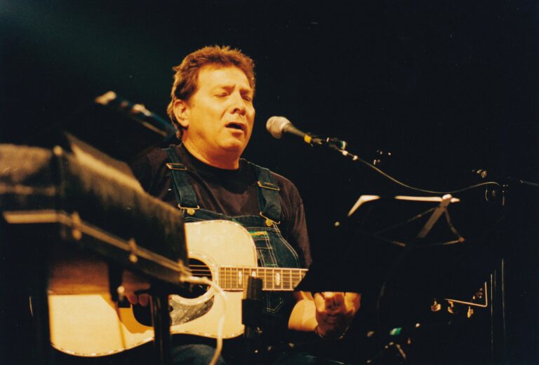 Penn OLdham aan het optreden tijdens TakeRoot 1999.