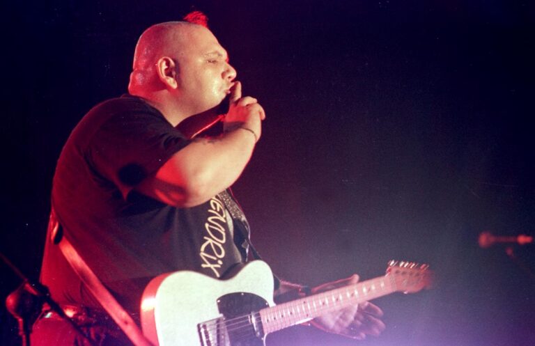 Popa Chubby aan het optreden tijdens TakeRoot 1999.
