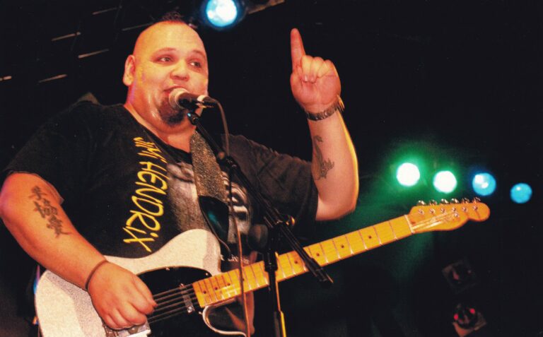 Popa Chubby aan het optreden tijdens TakeRoot 1999.
