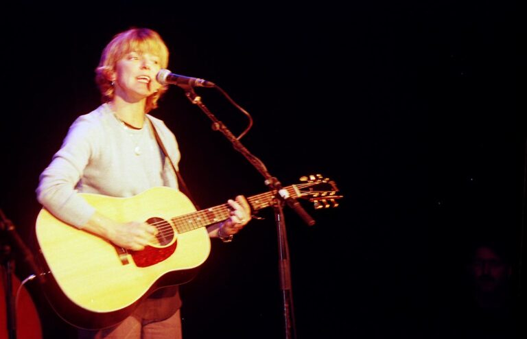 Stacey Earle aan het optreden tijdens TakeRoot 1999.