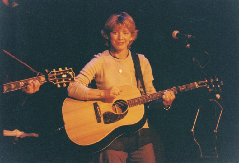 Stacey Earle aan het optreden tijdens TakeRoot 1999.