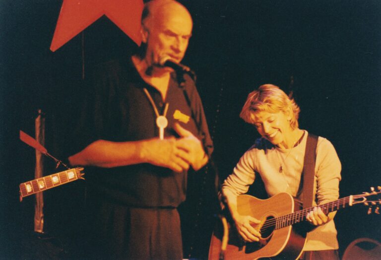 Stacey Earle aan het optreden tijdens TakeRoot 1999.