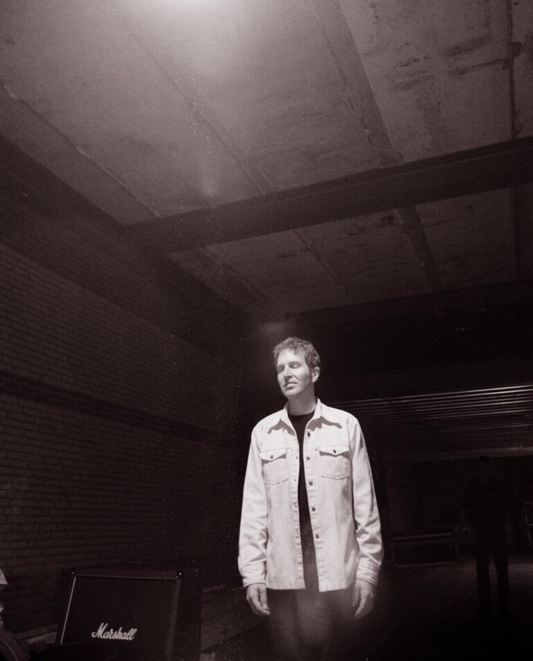 Zwart-wit foto van Steve Wynn, TakeRoot 1999.