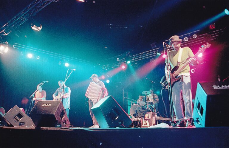 The Gourds aan het optreden tijdens TakeRoot 1999.