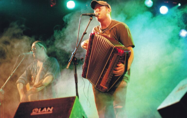 The Gourds aan het optreden tijdens TakeRoot 1999.