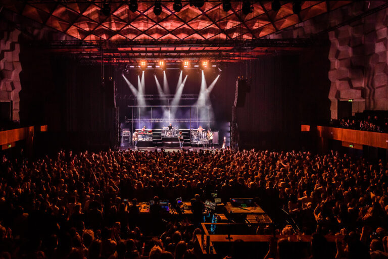 Chef'Special in de Grote Zaal, je zit de band op het podium en een uitverkochte zaal vol met mensen