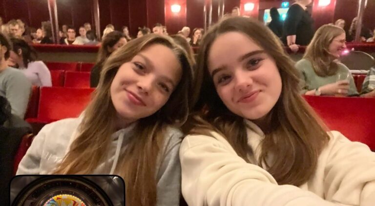 Jildau en Jasmijn, 5 VWO leerlingen van CSG Augustinus, zitten in de zaal van de Stadsschouwburg