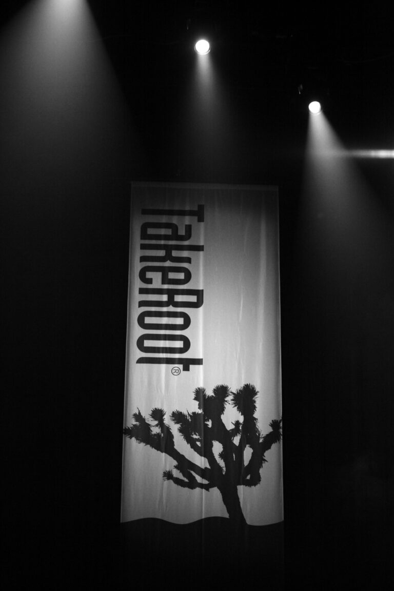 Een zwart-wit afbeelding van een banner met het woord 