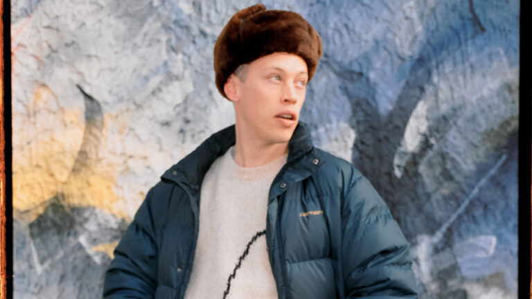 portret van jazzdrummer Lander en toetsenist Adriaan. Ze staan onderaan met een soort schoolfoto-achtergrond.