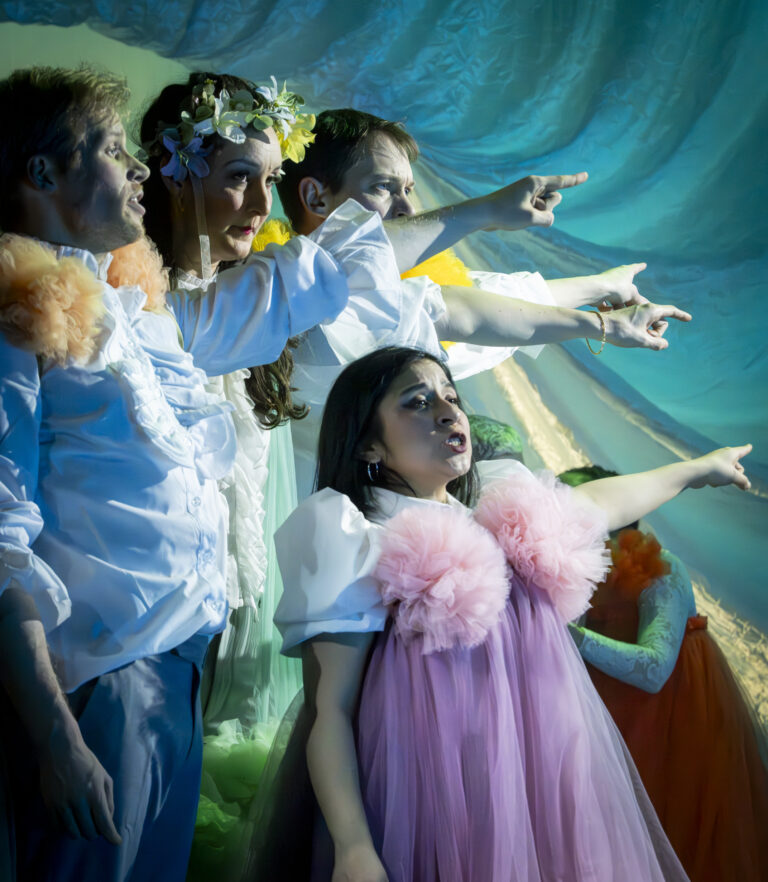 vier mensen die wijzen naar links met gekleurde kleding aan