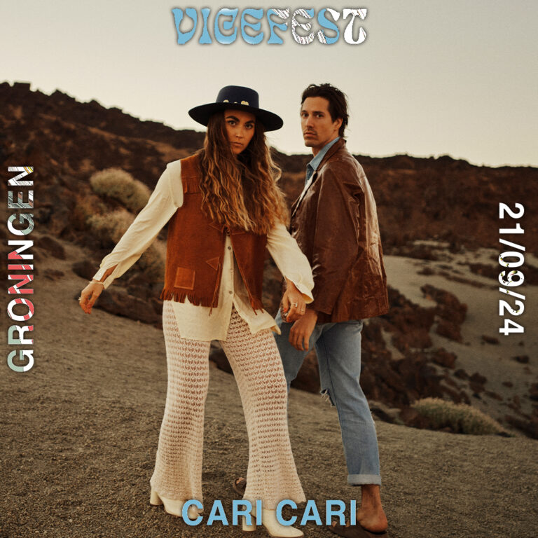 Vrouw met cowboyhoed en man in leren jas lopen op een berg.