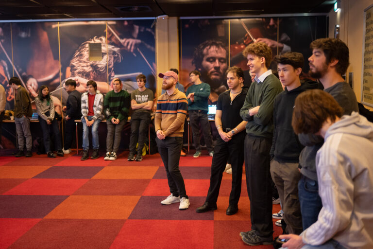 Groep studenten staat in halve cirkel