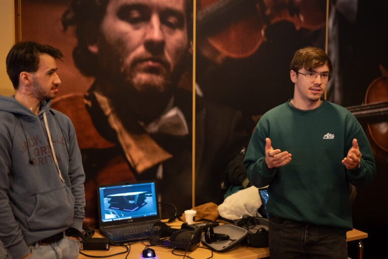 Twee mannelijke studenten presenteren staand