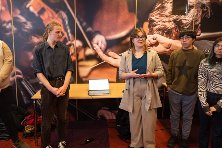 Groep studenten presenteert eindopdracht.