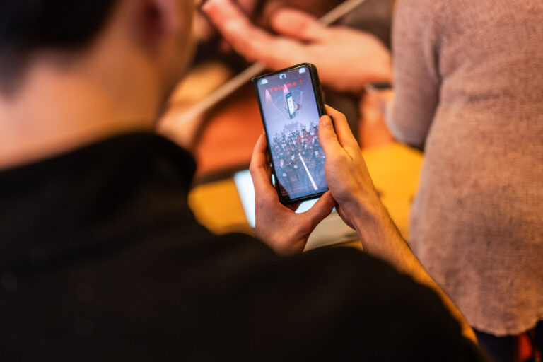 Jongen heeft een scherm vast.