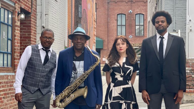 Viertal muzikanten staan stoer in een straat in New York