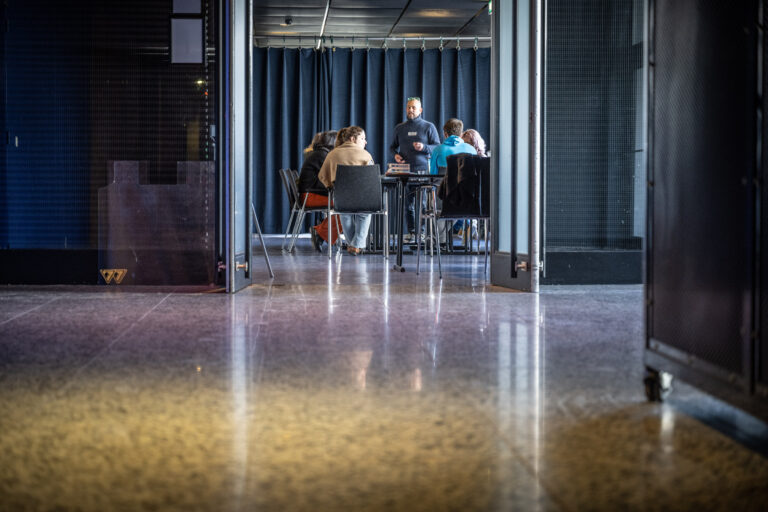 Studenten aan een tafel in de verte