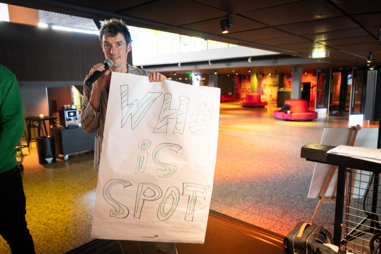 Persoon met groot papier en microfoon