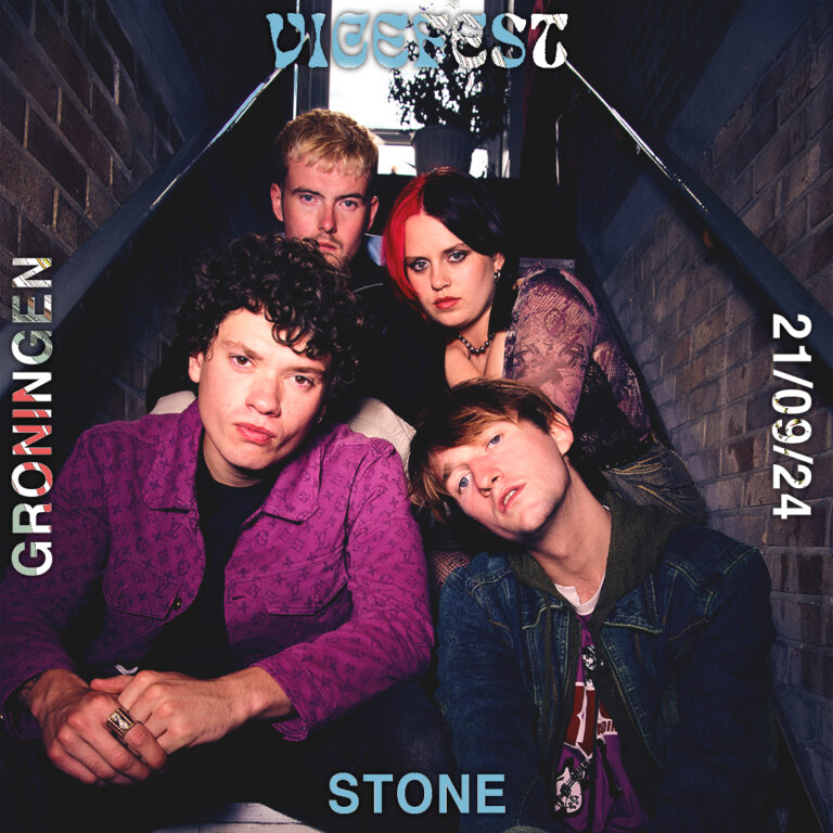 Drie mannen en 1 vrouw kijken stoer en zitten in tweetallen naast elkaar op een trap.