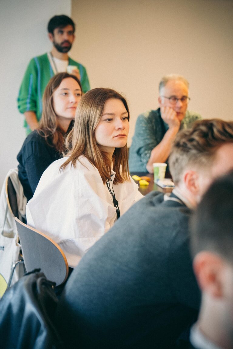 meisje met witte blouse
