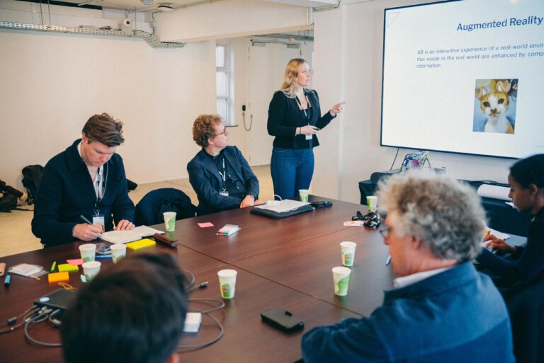 vrouw presenteert aan de groep mensen