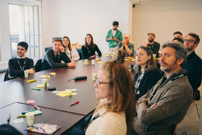 groep mensen aan tafel vanaf de rechterkant