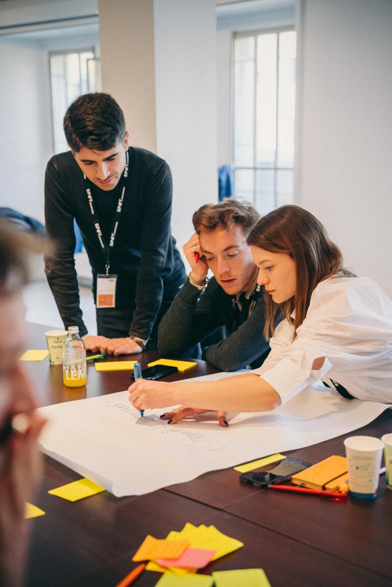 drie mensen schrijven op het papier