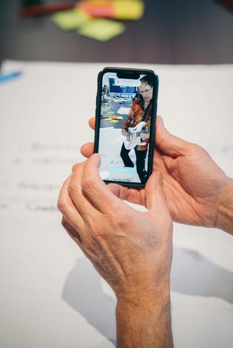 scherm van telefoon waar foto van man op te zien is