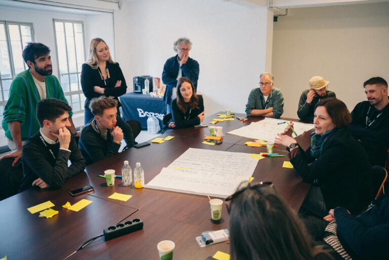 groep mensen met wit papier op tafel overleggen