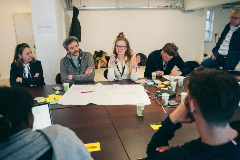 vijf mensen aan een tafel