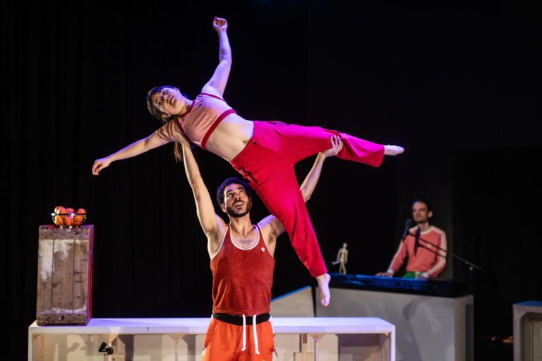 Danser houdt een andere danser in de lucht